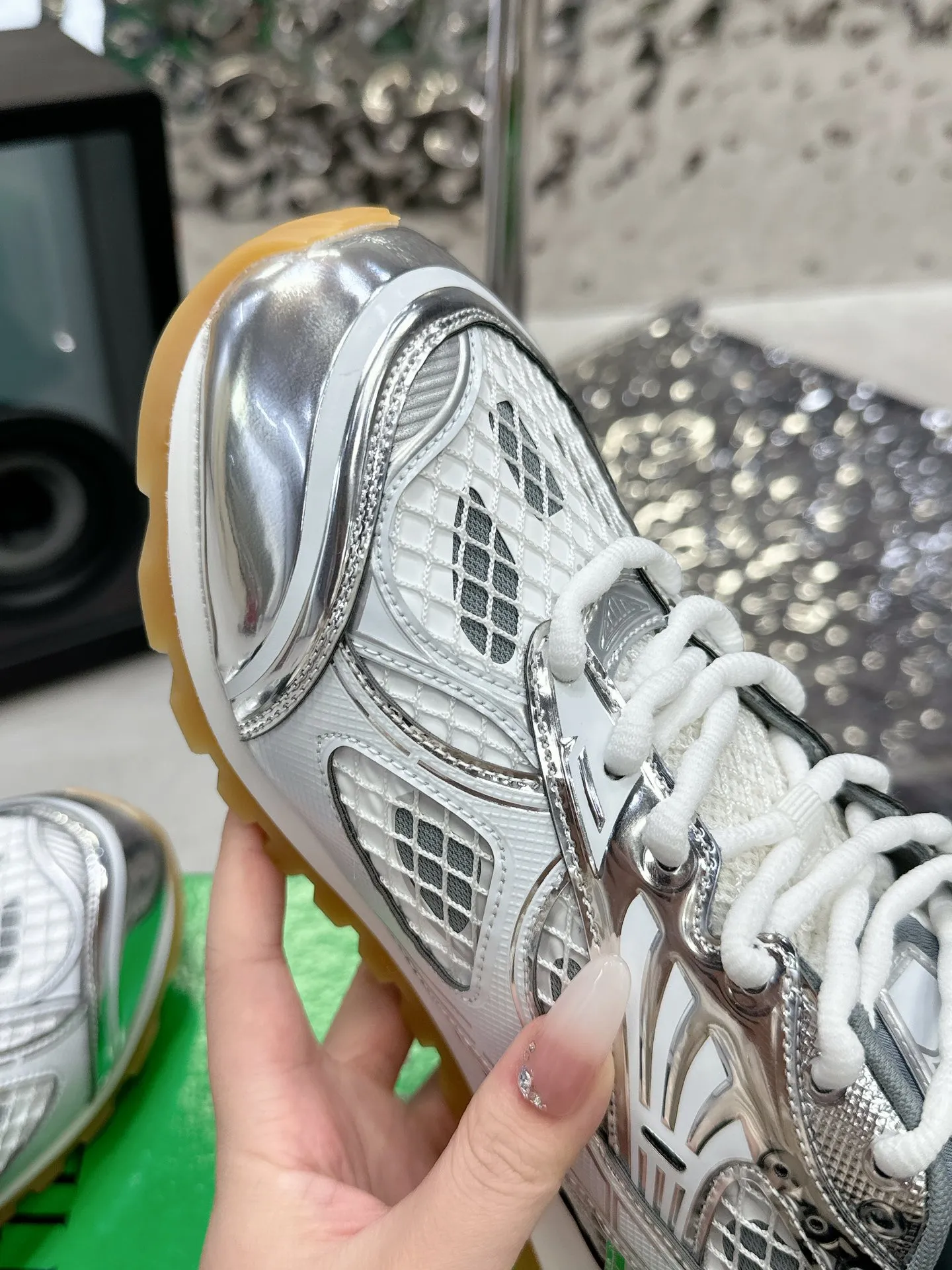 👟👟Ex-factory price 560👟👟 Men ➕20 💰𝐁𝐨𝐭𝐭𝐞𝐠𝐚 𝐕𝐞𝐧𝐞𝐭𝐚 Bodie Home Couple Style 👫BV Sports Shoes Wang Yibo Same Style Casual shoes for couples and dad shoes! Runner sneakers! Original purchase and development! Made of original lightweight technical mesh fabric, the same as the original version! The process is complicated! Paired with a geometric pattern designed rubber outsole, the higher version of the Wang Zha series is actually much taller, but the legs still look slim. Very nice. Durable and durable to play with, standard and version-matching shoe-packing technology. Look for high-end versions. The original outsole is exclusively molded, and the color-blocked TPU outsole is used. The material and weight are the same as the original! Size: Women’s size 35-41 (40 and 41 customized, non-refundable) Men’s size 39-45 (45 customized, non-refundable)